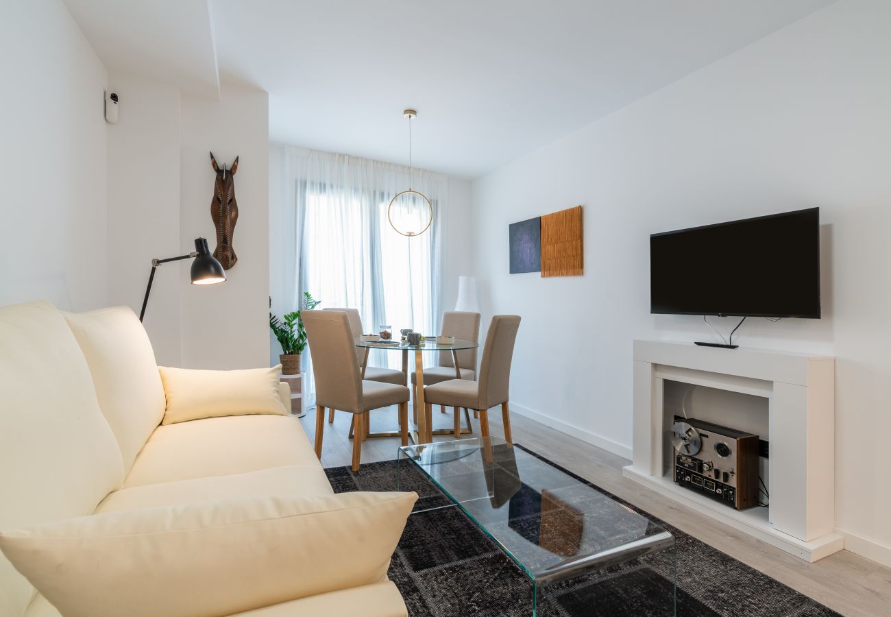 Wohnzimmer mit TV und Essbereich, 1-Schlafzimmer-Wohnung in der Innenstadt von Málaga bei www.cazul.eu