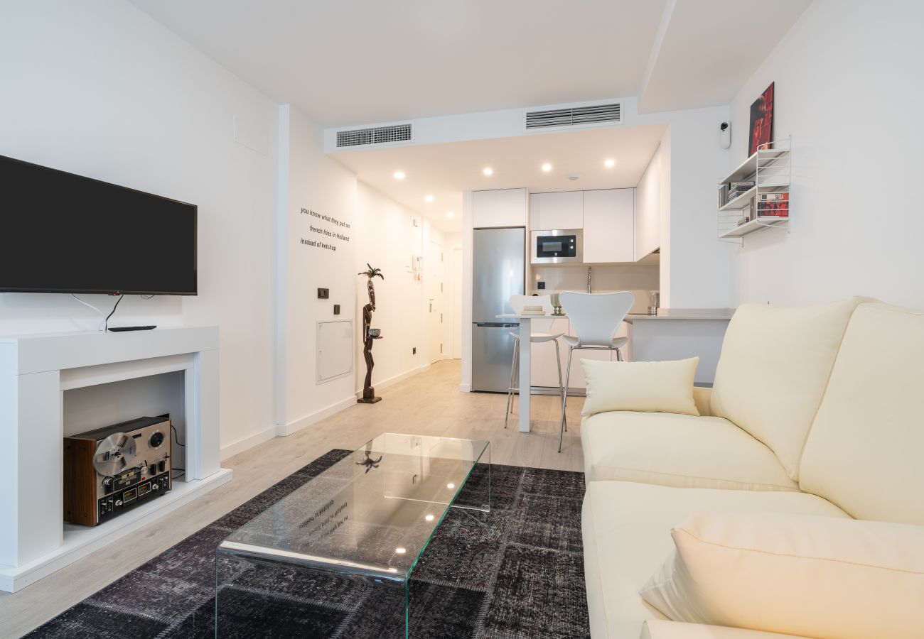 Vista de la cocina desde el comedor, apartamento de 1 dormitorio en el centro de Málaga by cazul.eu