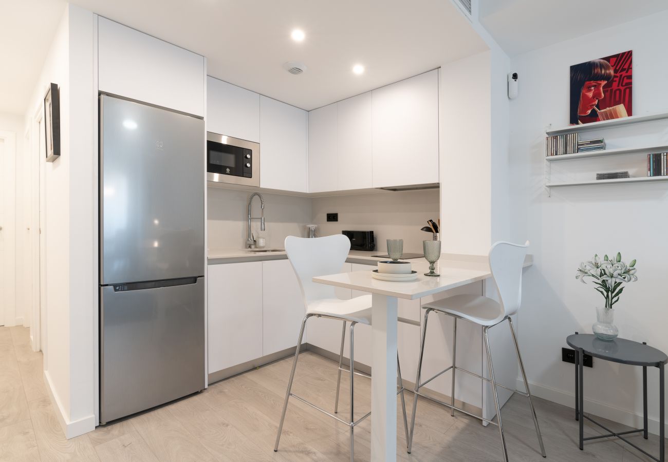 La cocina con barra y taburetes de bar, apartamento de 1 dormitorio en el centro de Málaga by cazul.eu