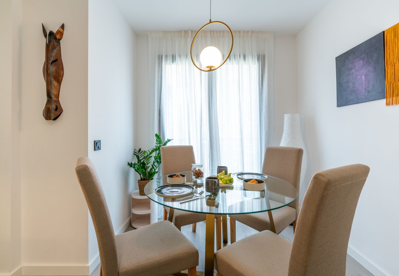 El comedor con luz natural, apartamento de 1 dormitorio en el centro de Málaga por www.cazul.eu