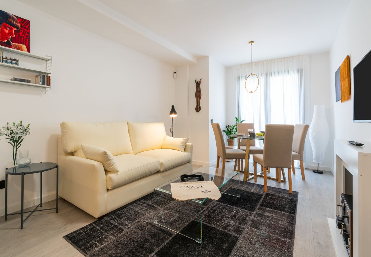 Vista del salón de un apartamento de 1 dormitorio en el centro de Málaga con temática de Pulp Fiction