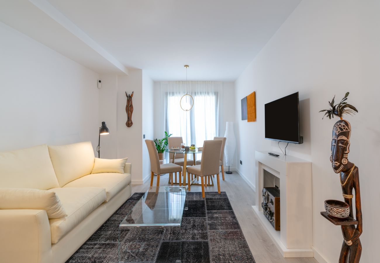 Living room with dining area, 1-bedroom apartment down-town Málaga